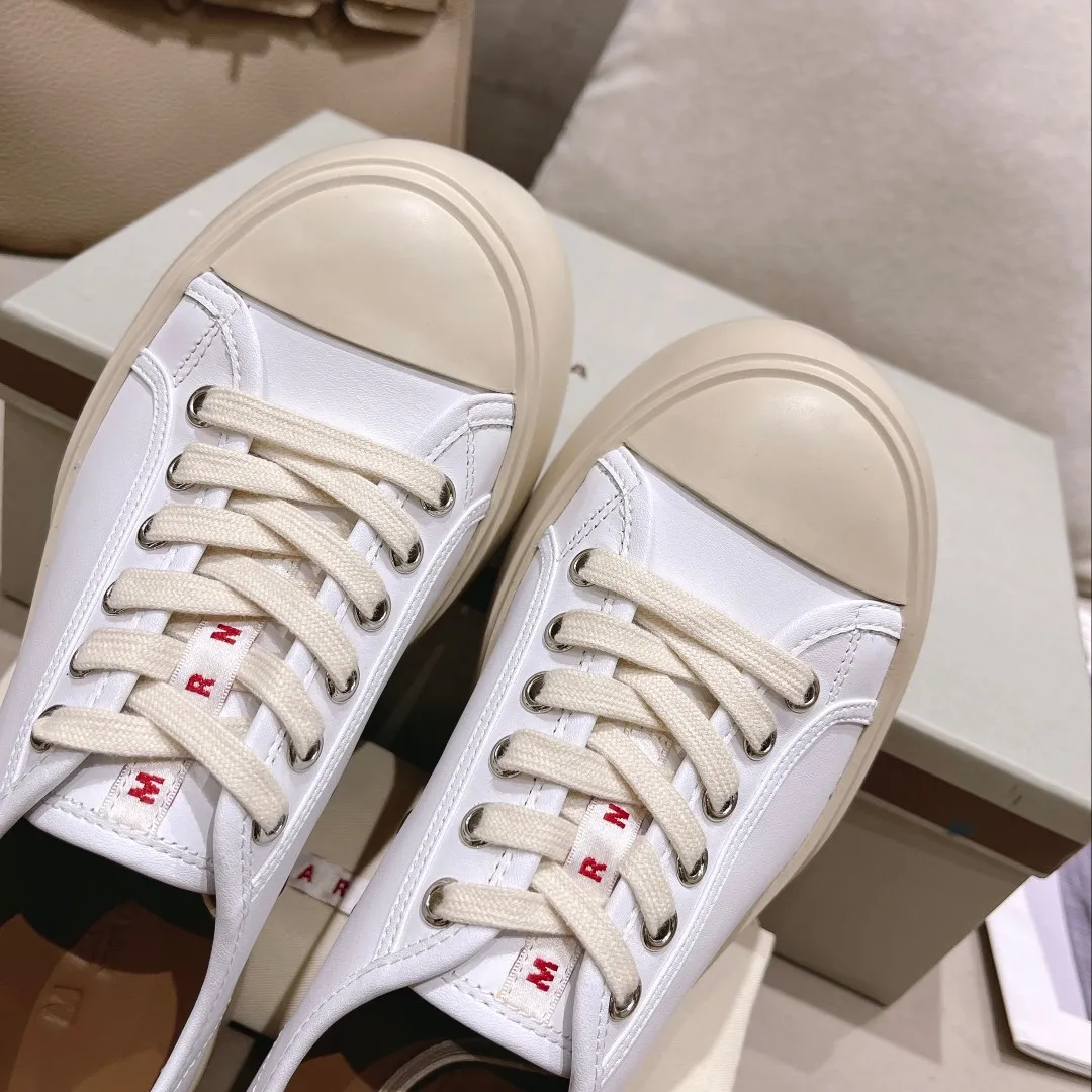 👟👟Ex-factory price👟👟Ex-factory price 480👟👟Higher version of Marni Mani, a popular style among Internet celebrities, Taobao, and a popular model in physical stores! The lines of this shoe are very smooth. The round toe is a bit exaggerated, but you will know when you try it on. This thick and round shoe actually makes your legs very slim and long. The original version is reproduced in a one-to-one ratio, and the material is also one-to-one. It feels good on your feet! Fabric: Imported wool twill (grained calfskin) Lining: Imported sheepskin lining Size: 35 to 40 Outsole: T👟👟Ex-factory price👟👟Ex-factory price U Color: White cloth Black cloth Black leather White leather Gray leather